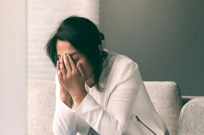 Chồng "nghiện" ra ngoài bóc bánh trả tiền